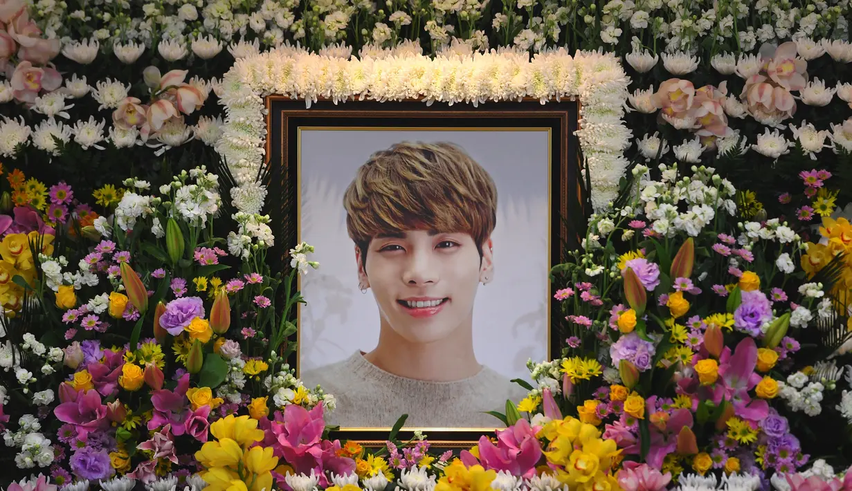 Pihak kepolisian sempat memberikan pertolongan pertama, akan tetapi Jonghyun SHINee meninggal dunia di rumah sakit. (CHOI Hyuk/pool/AFP)