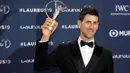 Petenis Serbia, Novak Djokovic berpose dengan trofi World Sportsman of the Year dalam ajang Laureus World Sports Awards 2019 di Monako, Senin (18/2). Djokovic mengalahkan Kylian Mbappe, LeBron James, Luka Modric dan Lewis Hamilton. (AP/Claude Paris)