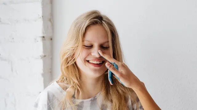 Tips agar Makeup Tetap Awet saat Reapply Sunscreen