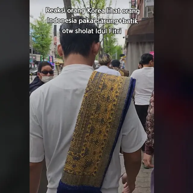 WNI Salat Id di Korea Pakai Sarung dan Batik, Disangka Gaya Fesyen Baru Oleh Warga Lokal? foto: TikTok @masdayon45