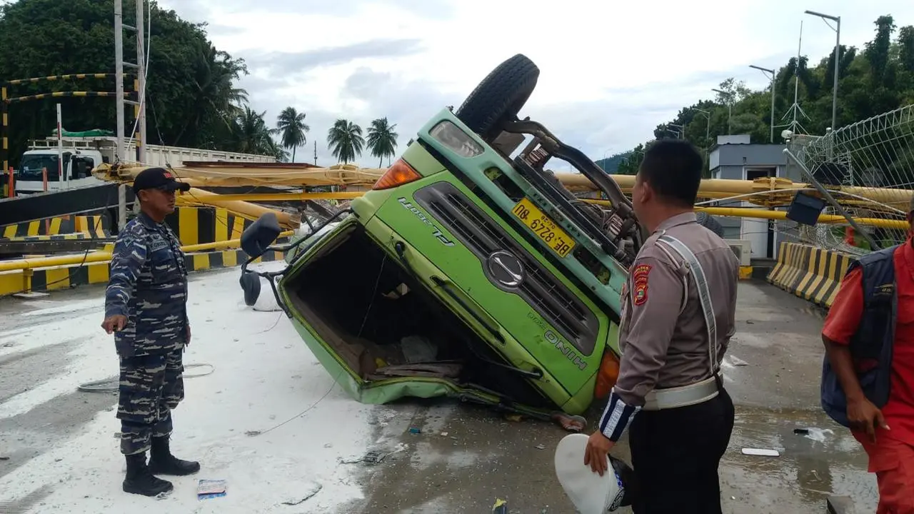 Penampakan truk fuso yang terguling di Pelabuhan Bakauheni, Lampung Selatan. Foto : (Istimewa).