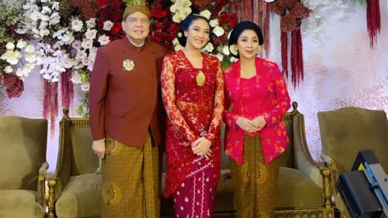 Putri Tanjung di acara siraman