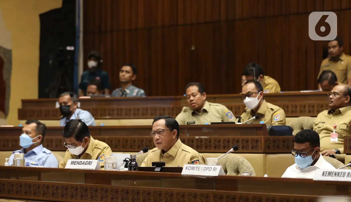 Mendagri Tito Karnavian saat mengikuti rapat kerja di Kompleks Parlemen MPR/DPR-DPD, Senayan, Jakarta, Selasa (21/6/2022). Rapat membahas Pembentukan Provinsi Papua Selatan, Pembentukan Provinsi Papua Tengah, Pembentukan Provinsi Papua Pegunungan Tengah. (Liputan6.com/Angga Yuniar)