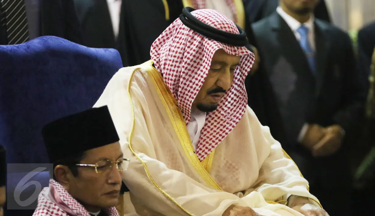 Raja Salman bin Abdulaziz al-Saud dan Imam Besar Masjid Istiqlal Nasaruddin Umar saat melakukan Shalat tahiyatul masjid di Masjid Istiqlal, Jakarta, Kamis (2/3). (Liputan6.com/Angga Yuniar)