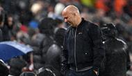 Pelatih asal Belanda Liverpool, Arne Slot, bereaksi setelah timnya kebobolan gol pertama dalam pertandingan leg kedua perempat final Liga Champions 2025/2026 antara Liverpool dan Paris Saint-Germain di Anfield, Liverpool, Inggris barat laut, pada 14 April 2026. (Paul ELLIS / AFP)