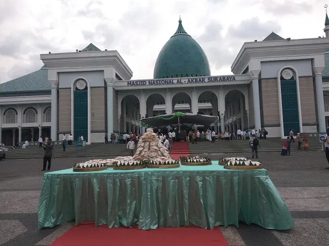 Ada gunungan kue Apem di Festival Ramadan Masjid Agung Surabaya sebagai sebuah tradisi yang dinamakan Megengan. 