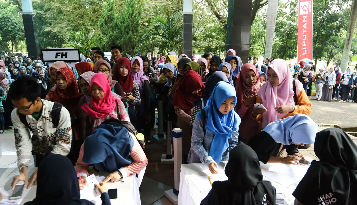 Sejumlah peserta melakukan resgistrasi pada hari kedua EMTEK Goes To Campus (EGTC) 2017 di Universitas Negeri Semarang, Jawa Tengah, Kamis, (6/4). Ini merupakan hari terakhir acara EGTC 2017 digelar di kota Semarang. (Liputan6.com/Yoppy Renato)