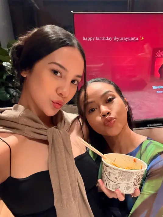 Anya Geraldine hadir mengenakan atasan   spaghetti strap  hitam dengan cardigan coklat yang diikat di pundaknya dipadukan celana denim. [@anyageraldine]