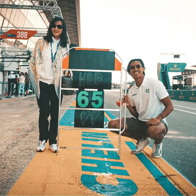 Raih Podium di 24 Hours of Le Mans, Ini 6 Potret Pembalap Sean Gelael dan Keluarga