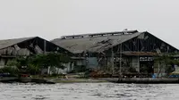 Beberapa bangunan yang lokasi nya dekat dengan gudang amunisi mengalami rusak parah akibat ledakan gudang amunisi milik TNI AL