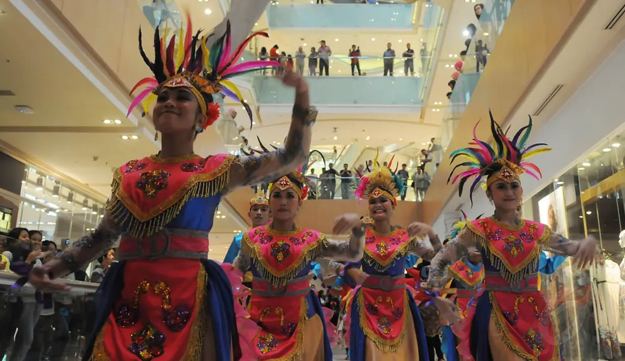 Aksi peserta "Indonesia Menari 2014" di Grand Indonesia, Jakarta Pusat, Minggu (23/11/2014). (Liputan6.com/Herman Zakharia)