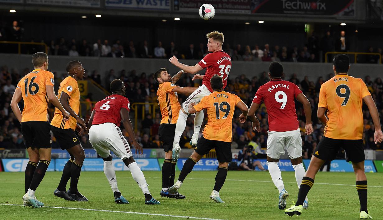 Gelandang Manchester United, Scott McTominay, menyundul bola saat melawan Wolverhampton pada laga Premier League di Stadion Molineux, Wolverhampton, Senin (19/8). Kedua klub bermain imbang 1-1. (AFP/Paul Ellis)