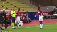Gelandang AS Monaco, Tiemoue Bakayoko, saat mengira dirinya akan ditarik keluar lapangan (Foto: Twitter AS Monaco)