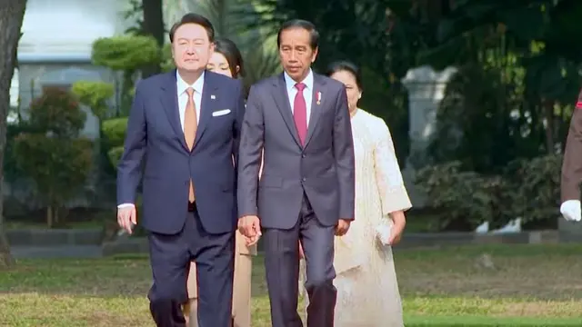 Menko Airlangga mendampingi Presiden Jokowi melakukan pertemuan dengan Presiden Republik Korea (ROK) Yoon Suk-Yeol di Istana Negara, Jakarta, Jumat (8/9).