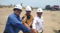 Kabupaten Lamongan memperkuat posisinya sebagai salah satu pusat industri maritim di Indonesia dengan peluncuran kapal tongkang Maritim Perkasa 3031 (Liputan6.com/ Dian Kurniawan)