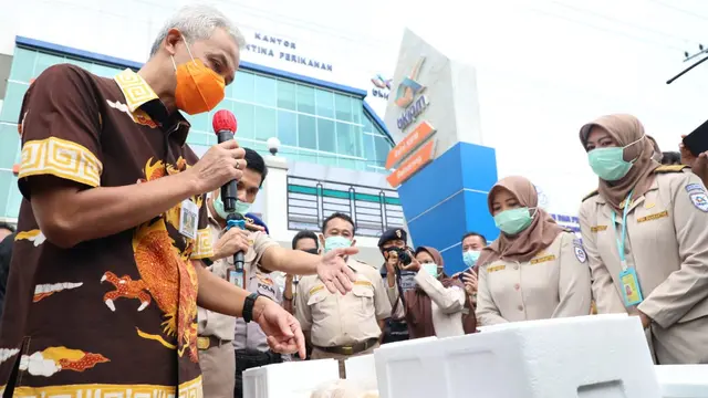 Gubernur Ganjar Pranowo, saat melihat produk ekspor sektor kelautan dan perikanan asal Jateng untuk ekpor ke Amerika, Jepang dan China. (Foto: Liputan6.com/Felek Wahyu)