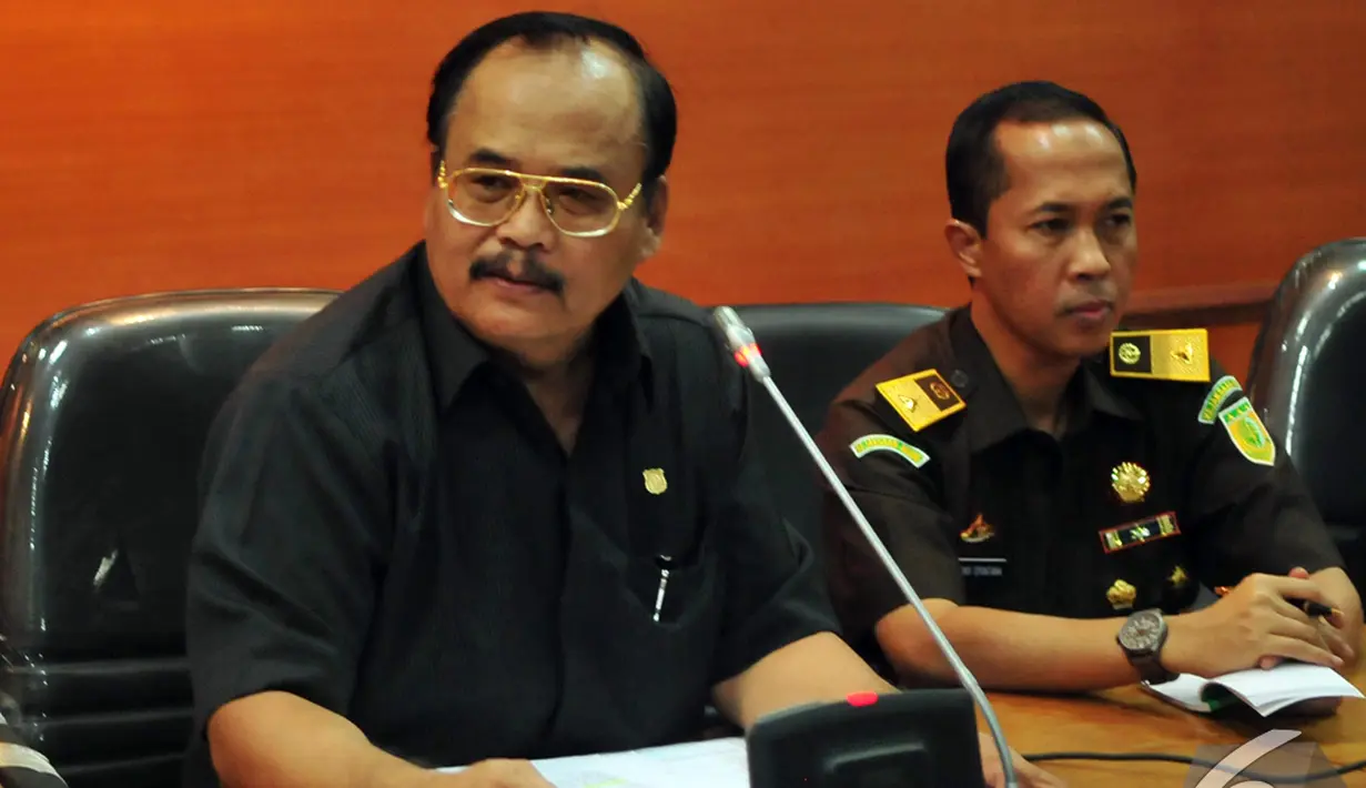 Pelaksana Tugas Sementara (Plt) Jaksa Agung Andhi Nirwanto (kiri) memberikan keterangan pers terkait sita aset Gayus Tambunan, Jakarta, Senin (17/11/2014)(Liputan6.com/Johan Tallo)