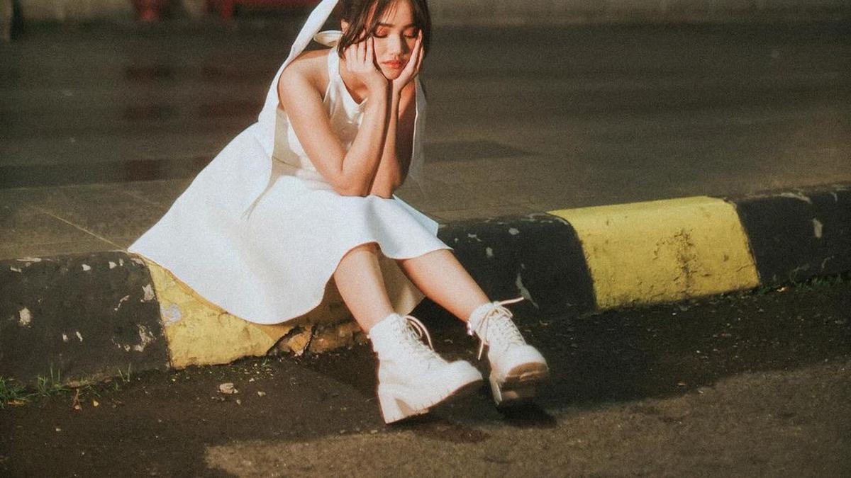 10 Jenis Sneakers yang Cocok Dipadukan dengan Dress, Rahasia Tampil Stylish