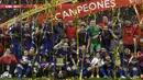 Para pemain Barcelona melakukan selebrasi usai menjuarai Copa del Rey setelah mengalahkan Sevilla di stadion Wanda Metropolitano, Madrid, Minggu (22/4/2018). Barcelona menang 5-0 atas Sevilla. (AFP/Lluis Gene)