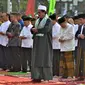 Presiden Joko Widodo melaksanakan Sholat Idul Adha di lapangan Merdeka Sukabumi. (Foto: Agus Suparto)