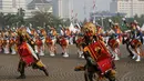 Salah satu aksi Tim Marching Band Taruna Akademi Militer saat tampil memeriahkan HUT RI ke-69 di kawasan Tugu Monas, Jakarta, (31/8/2014). (Liputan6.com/Helmi Fithriansyah)
