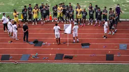 Kepala Pelatih Persita Tangerang, Widodo Cahyono Putro (tengah-kanan) terlihat memimpin latihan tersebut. I Nyoman Suryantara selaku manajer tim juga hadir dan memberikan sambutan sebelum dimulainya latihan terakhir tersebut. (Foto: Bola.com/Bagaskara Lazuardi)