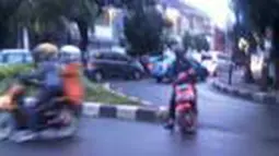 Sejumlah pengendara sepeda motor melawan arus saat akan berputar arah. Seharusnya, kepolisian membuat sistem lalu lintas satu jalur dengan teknologi bubu ikan. Teknologi ini bisa jadi efektif supaya tidak terjadi pelanggaran lalu lintas satu arah, seperti