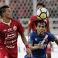 Gelandang Persija Jakarta, Sandi Sute, berebut bola dengan pemain PSM Makassar, Rasyid Bakri, pada laga Piala Indonesia 2019 di SUGBK, Jakarta, Minggu (21/7). Persija menang 1-0 atas PSM. (Bola.com/M Iqbal Ichsan)