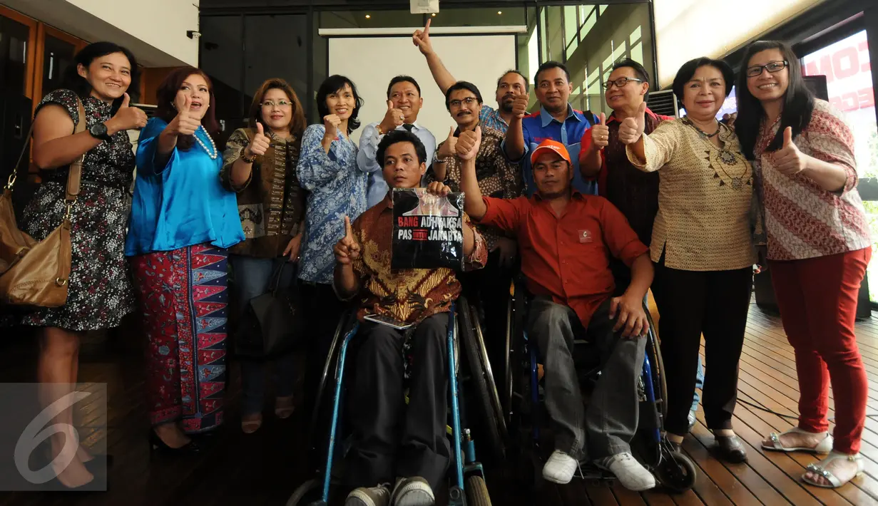 Mantan Menpora, Adhyaksa Dault (tengah) berfoto bersama sejumlah mantan atlet nasional usai deklarasi pendaulatannya sebagai Cagub DKI Jakarta 2017-2022 oleh IANI di Jakarta, Jumat (9/10/2015). (Liputan6.com/Helmi Fithriansyah)