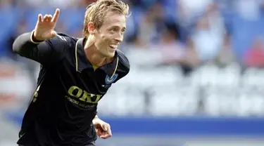 Portsmouth&#039;s English forward Peter Crouch celebrates scoring against Everton during their English Premier League football match at Goodison Park in Liverpool, north west England on August 30, 2008. AFP PHOTO/PAUL ELLIS