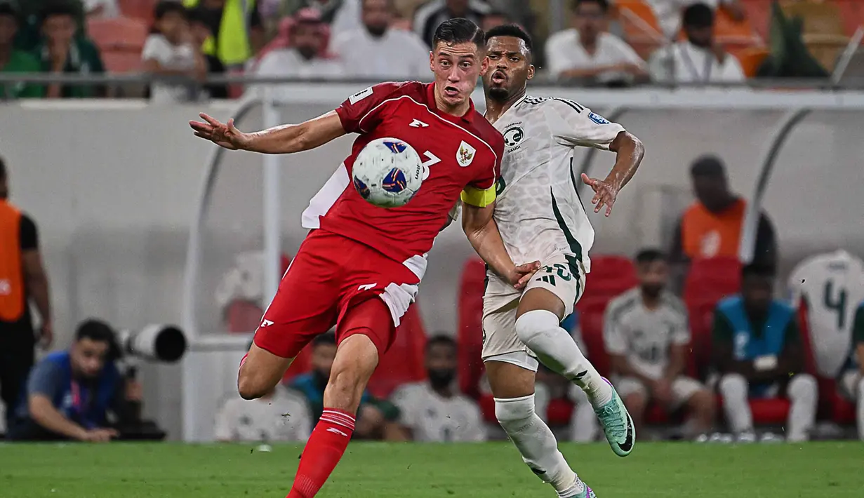 Menggunakan formasi 4-2-3-1, Skuad Garuda bermain agresif pada menit awal, dengan Ragnar Oratmangoen sebagai pemain depan. Tampak dalam foto, Pemain Indonesia, Jay Noah Idzes (kiri) berebut bola dengan Aiman Yahya (Arab Saudi) pada pertandingan pertama Grup B Putaran 4 Kualifikasi Piala Dunia 2026 zona Asia di Stadion Alinma Bank, King Abdullah Sports City, Jeddah, Arab Saudi, Rabu 8 Oktober 2025 waktu setempat atau Kamis (9/10/2025) dini hari WIB. (AP Photo)