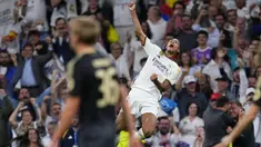 Gelandang Real Madrid Jude Bellingham berselebrasi setelah mencetak gol pertama timnya ke gawang Union Berlin dalam matchday 1 Grup C Liga Champions 2023/2024, di Santiago Bernabeu, Rabu malam (20/9/2023). (AP Photo/Manu Fernandez)