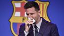 Lionel Messi. Sebelum hengkang ke PSG, Lionel Messi telah bersedia membuat kontrak baru dengan Barcelona dan rela gajinya dipotong 50 % oleh manajemen klub. Nyatanya, kontrak baru tak kunjung disodorkan dan La Pulga malahan dipersilahkan meninggalkan Bracelona. (Foto: AFP/Pau Barrena)