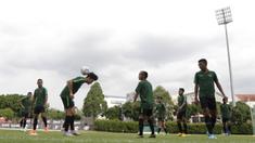 Pemain Timnas Indonesia, Gavin Kwan, mengontrol bola dengan kepala saat sesi latihan di Stadion Bishan, Singapura, Rabu (7/11). Latihan Timnas ini merupakan persiapan jelang laga melawan Singapura pada Piala AFF 2018. (Bola.com/M Iqbal Ichsan)
