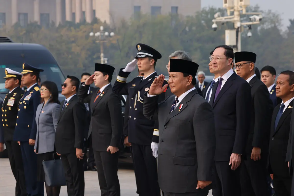Presiden RI Prabowo Subianto mengunjungi Monumen Pahlawan Rakyat, Tiananmen Square disela-sela kunjungan kerja kenegarannya di Beijing, China, Sabtu (9/11/2024) (Andi - Biro Pers Sekretariat Presiden)