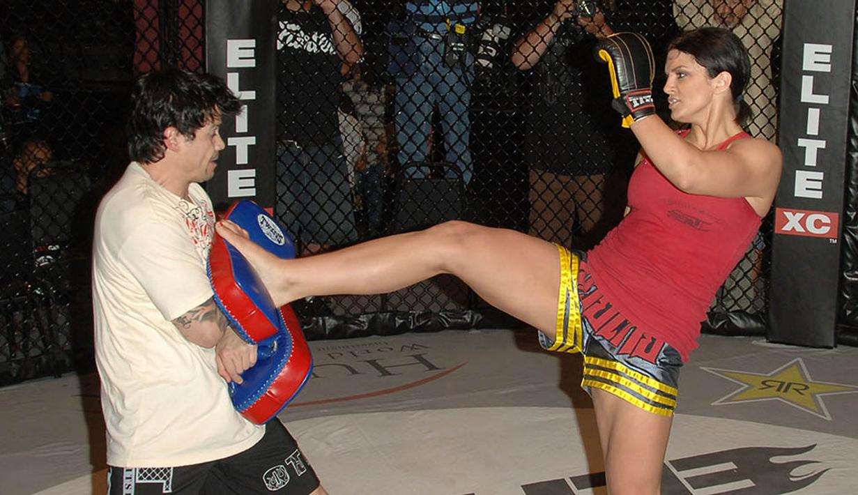 Gina Carano yang memiliki tinggi 173 centimeter ini memiliki tendangan yang keras dan ganas saat di ring. (AFP/Stephen Shugerman)