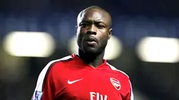 Arsenal&#039;s player William Gallas looks on during the game against Chelsea during Premiership match at Stamford Bridge in London on November 30, 2008. Arsenal won the game 2-1. AFP PHOTO/Adrian Dennis