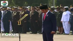 Presiden Jokowi juga melakukan prosesi tabur bunga untuk menghormati jasa pahlawan yang telah gugur untuk kemerdekaan Indonesia.