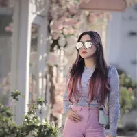 Sambil membawa handbag bertali rantai, rambut Vicky Shu pun nampak menarik perhatian dengan warna ombre pink yang serasi dengan outfitnya. @vickyshu