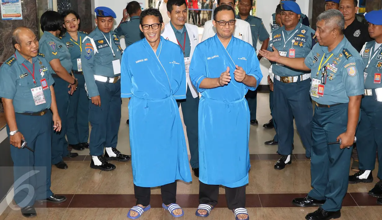 Pasangan Cagub Cawagub DKI Jakarta 2017 Anies Baswedan dan Sandiaga Uno saat akan menjalani tes kesehatan di RSAL Dr. Mintoharjo, Jakarta, Sabtu (24/9). Mereka menjadi pasangan terakhir untuk tes kesehatan. (Liputan6.com/Immanuel Antonius)