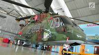 Penampakan Helikopter Agusta Westland 101 (AW-101) yang diperiksa penyidik KPK yang berada di Pangkalan Udara Halim Perdanakusuma, Jakarta (24/8). Setiap bagian heli tersebut tak luput dari pengecekan. (Liputan6.com/Helmi Afandi)