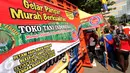 Warga memadati stand yang menjual beras murah saat Gelar Pangan Murah Berkualitas yang digelar di area CFD Jakarta, Minggu (8/5/2016). 100 ton beras dijual dengan harga Rp 7.500 per kg di 10 lokasi di Jakarta. (Liputan6.com/Helmi Fithriansyah)