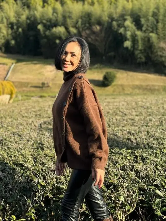 Dengan wajah yang imut dan cantik Yuni Shara tampak fresh. Ia tampak mengenakan baju tebal [Instagram/yunishara36]