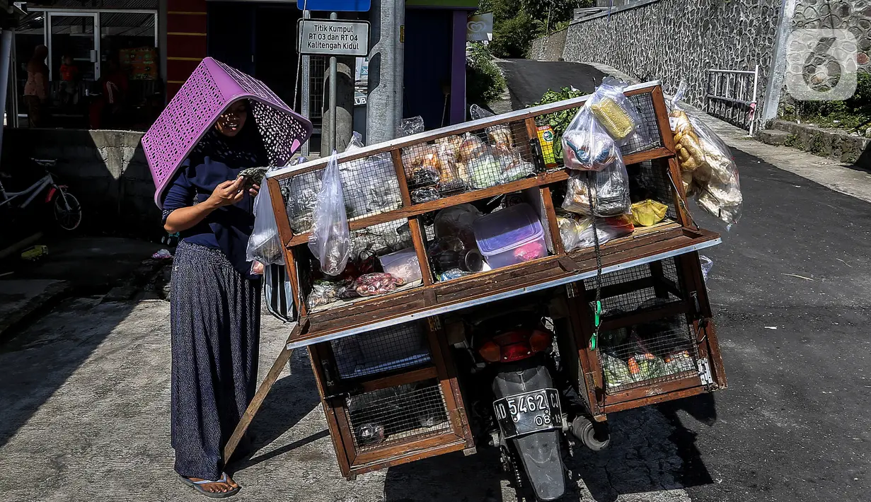 Aktivitas warga di bawah kaki Gunung Merapi, Desa Glagaharjo, Cangkringan, Sleman, Jawa Tengah, Kamis (19/11/2020). Status Merapi sudah dinaikkan menjadi Siaga (level III) oleh Balai Penyelidikan dan Pengembangan Teknologi Kebencanaan Geologi (BPPTKG) sejak 5 November 2020. (Liputan6.com/JohanTallo)