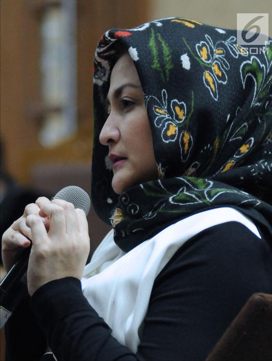 Istri Setya Novanto, Deisti Astriani Tagor menyimak pertanyaan saat menjadi saksi pada sidang dugaan merintangi penyidikan korupsi E-KTP dengan terdakwa Bimanesh Sutarjo di Pengadilan Tipikor, Jakarta, Senin (16/4). (Liputan6.com/Helmi Fithriansyah)