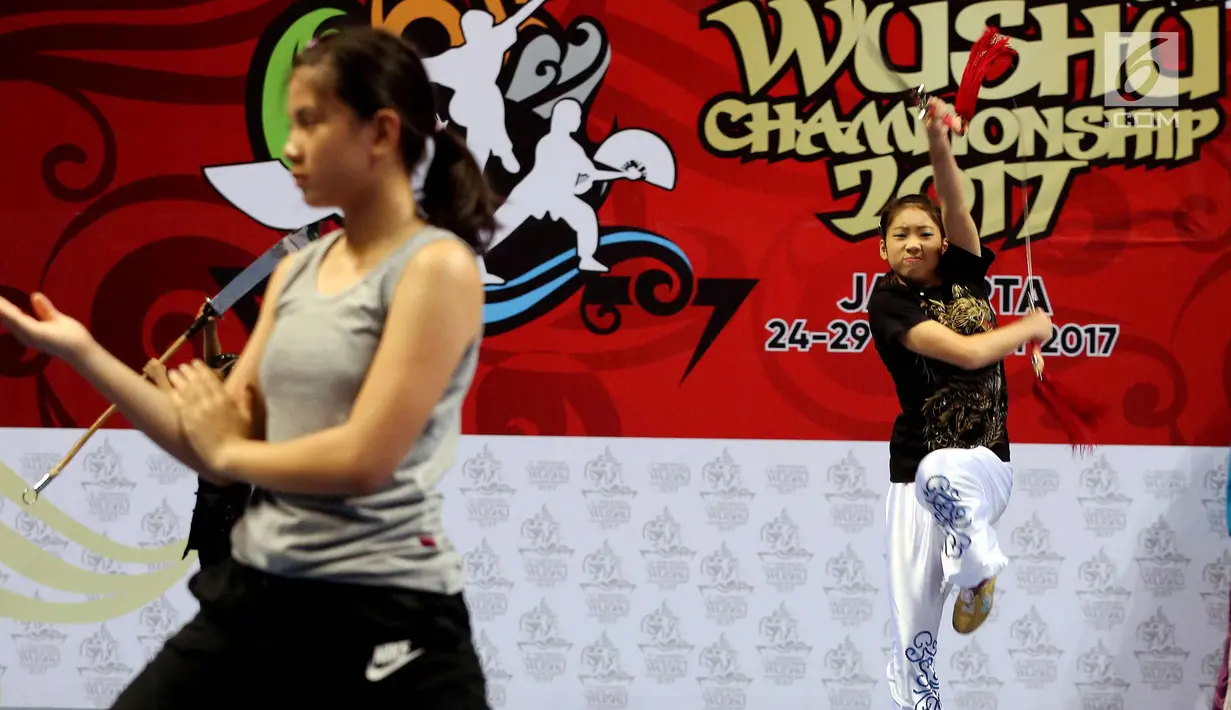 Sejumlah anak mengikuti perlombaan saat tes event menuju pesta olahraga musim panas Asia ke-18 bertemakan "1st Indonesia Traditional Wushu Championship 2017", Road to Asian Games 2018, Jakarta, Jumat (27/10). (Liputan6.com/Johan Tallo)