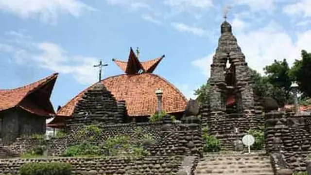 Menikmati Wisata Religi di Gereja Tua Pohsarang Kediri