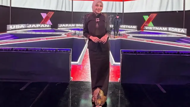 Aurel Hermansyah  di Acara Variety Show Korea “X The League” pakai busana dari desainer Indonesia. [@aurelie.hermansyah]