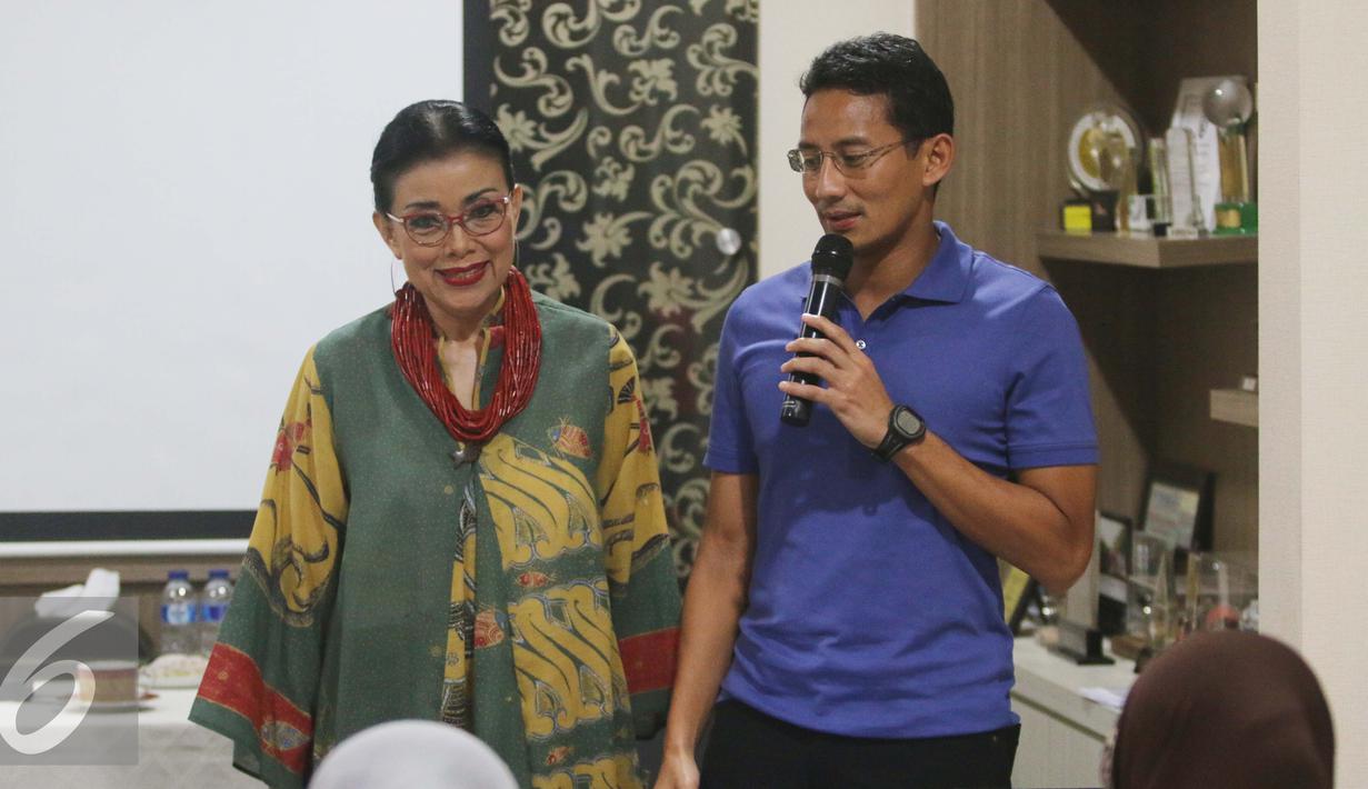 Balon Gubernur DKI Jakarta, Sandiaga Uno bersama Ibunda Mien R Uno memberi pelatihan Pengelolaan keuangan usaha kepada peserta program Perempuan Hebat, Perempuan Mandiri di Jakarta, Minggu (14/2). (Liputan6.com/Gempur M Surya)