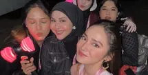 Syida Hadju hadir mengenakan atasan crosneck pink dipadukan bawahan hitam. Lengkap dengan anting-anting hoop. [@kesharatuliu05]